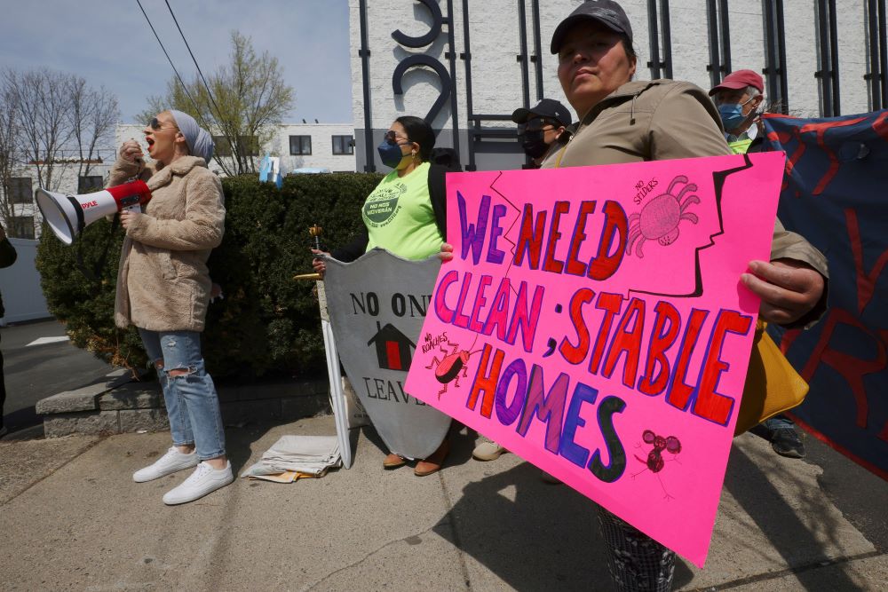 Housing rights activists and tenants protest against evictions and the poor condition of their apartments. Housing rights activists and tenants protest against evictions and the poor condition of their apartments.
